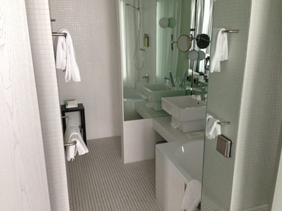 Badbereich im Zimmer LOISIUM Wine & Spa Hotel Langenlois