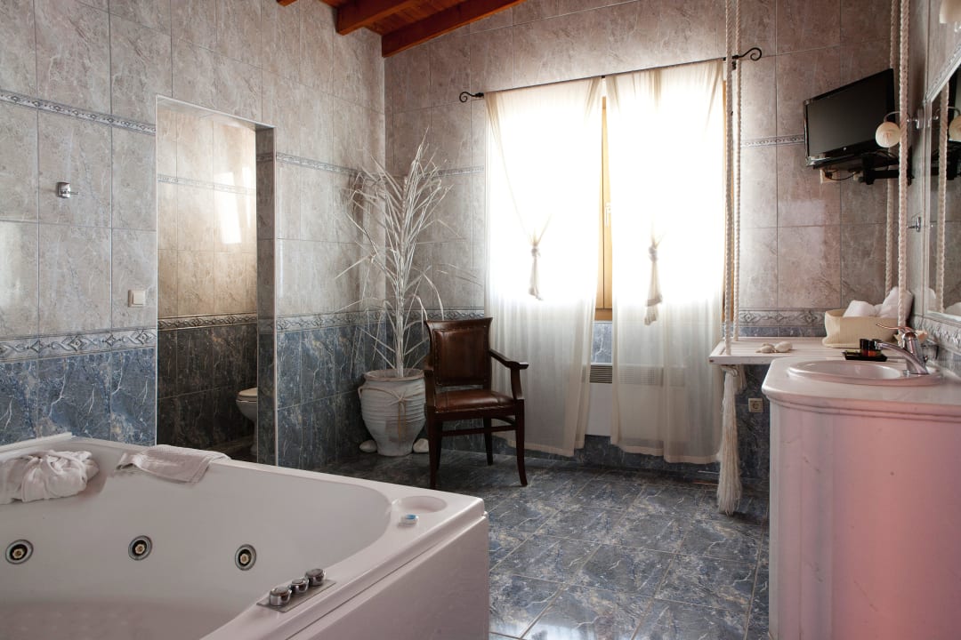 Executive suite private pool bathroom Alia Palace