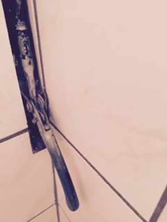 Liebevoll dekorierter Badezimmerfenstergriff Motel Ostsee Lodge