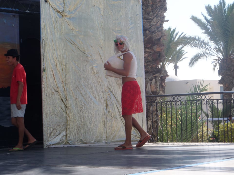 Der Animateuer immer gut drauf   Hotel El Mouradi Djerba Menzel