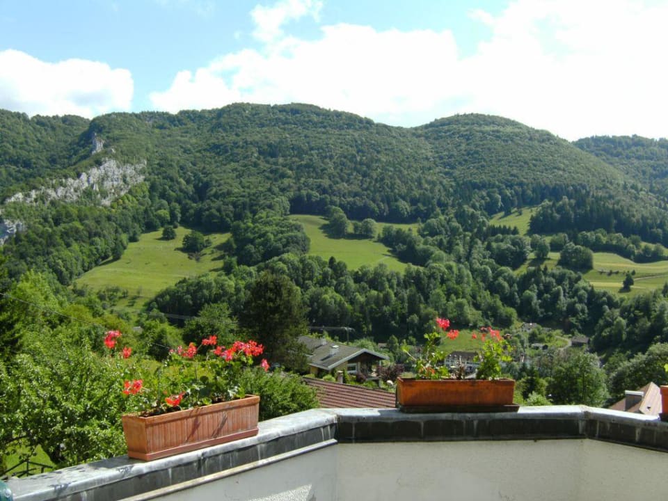 Ausblick unseres Zimmers vom Balkon ins Tal Hotel Taillard