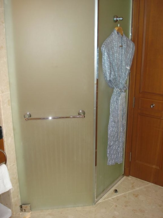 Abgeteilte Toilette hinter Rauchglas im Badezimmer Hotel The Peninsula Bangkok