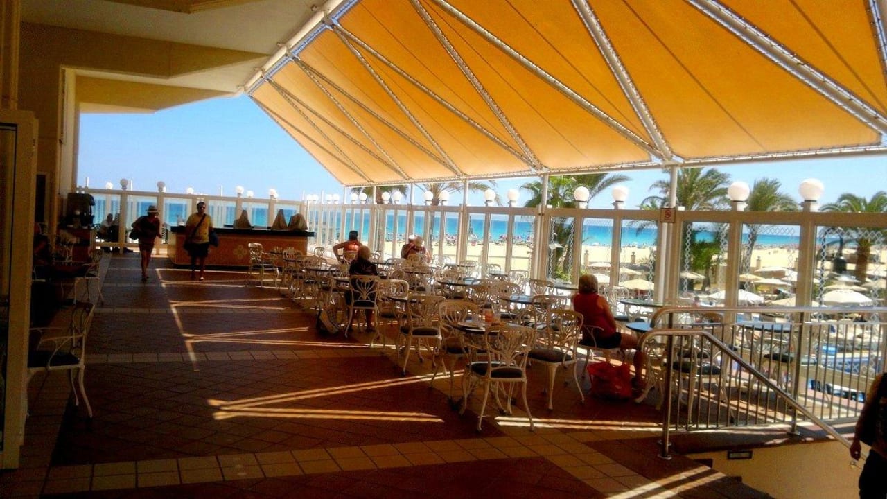 Taras przy snack barze. Hotel Riu Oliva Beach - Hotel