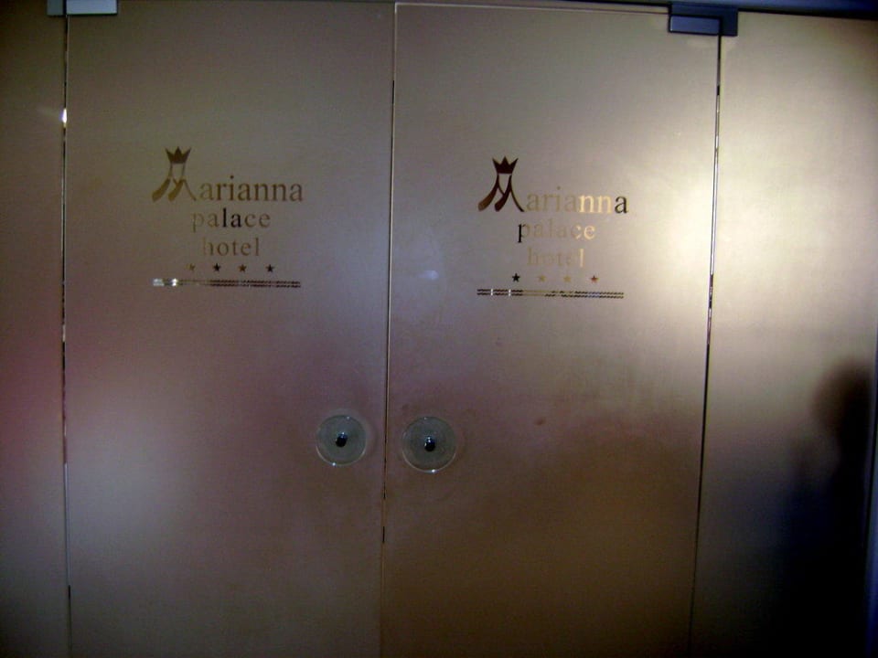 Eingangstür zum Speisesaal Marianna Palace Hotel