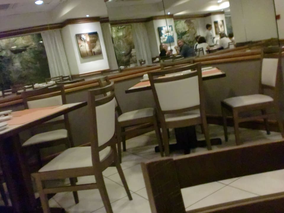 Muffiger Speisesaal The Diplomat Hotel