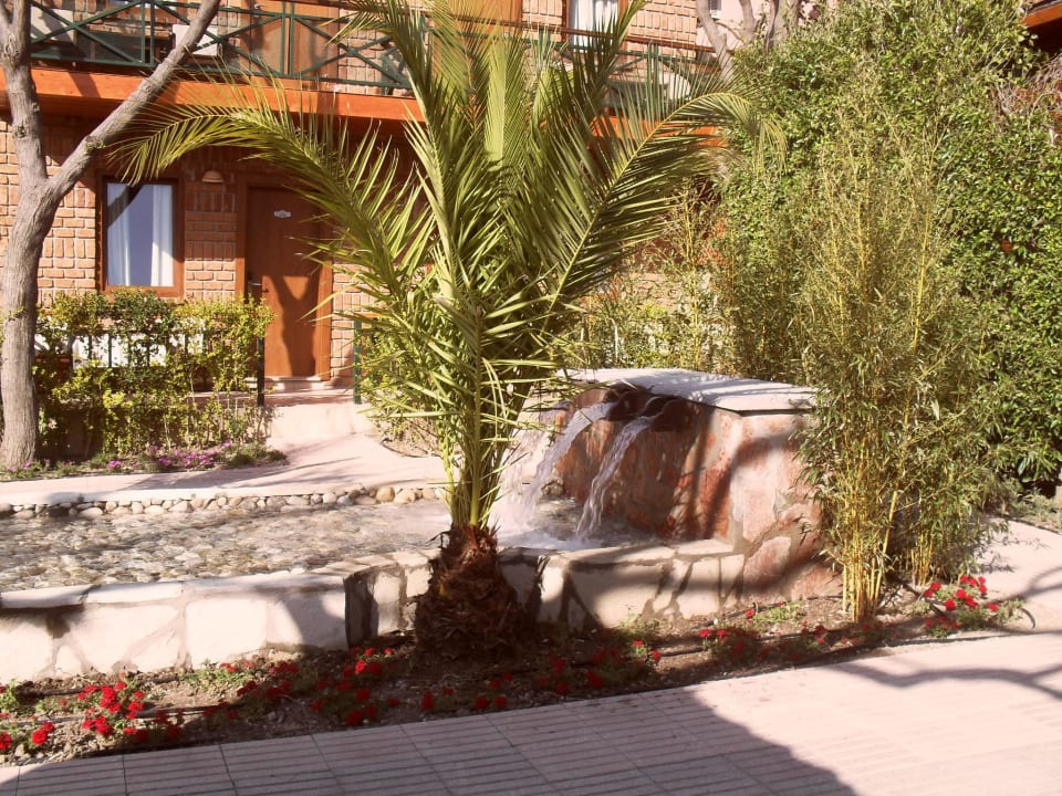 Wasserlauf durch die ganze Gartenanlage Can Garden Beach