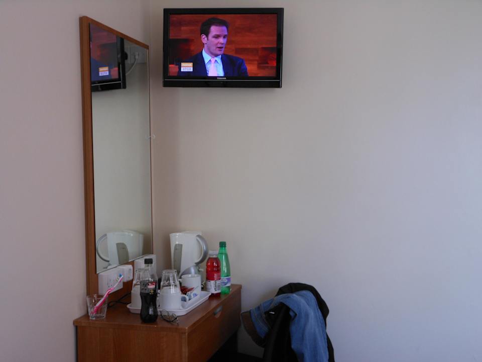 Schrank und TV Airways Hotel