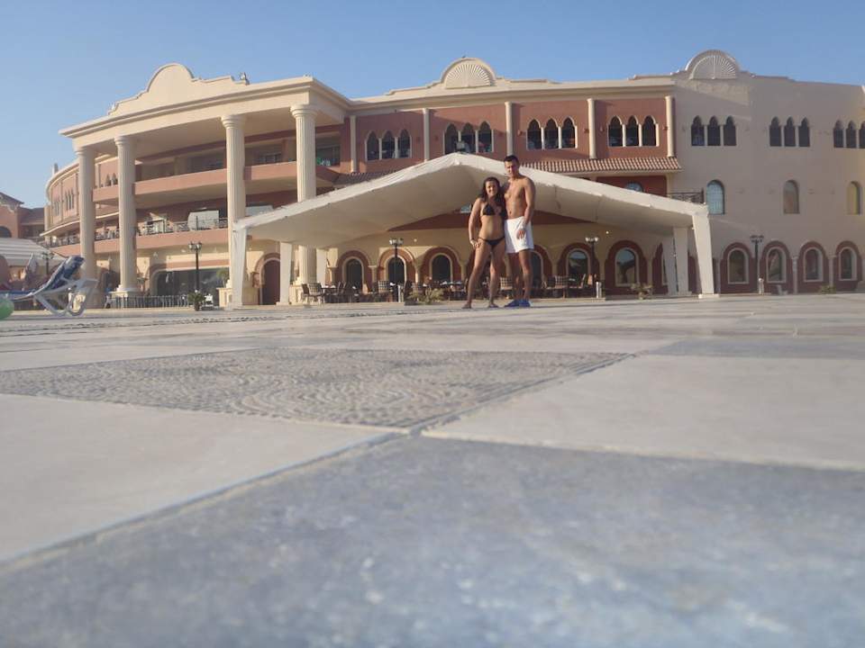 Widok na zewnętrzną restaurację Tirana Aqua Park Resort