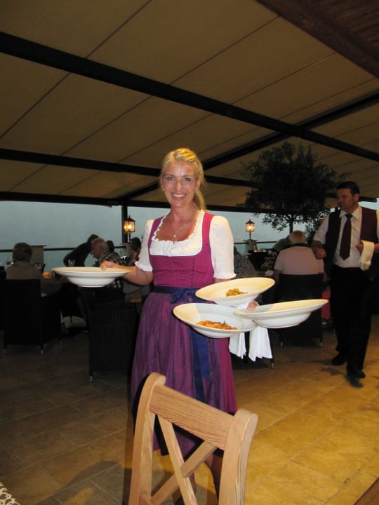 Frau Pircher im Einsatz Hotel Panorama