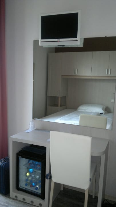 Tisch mit Stuhl, Kühlschrank + TV Hotel Astor