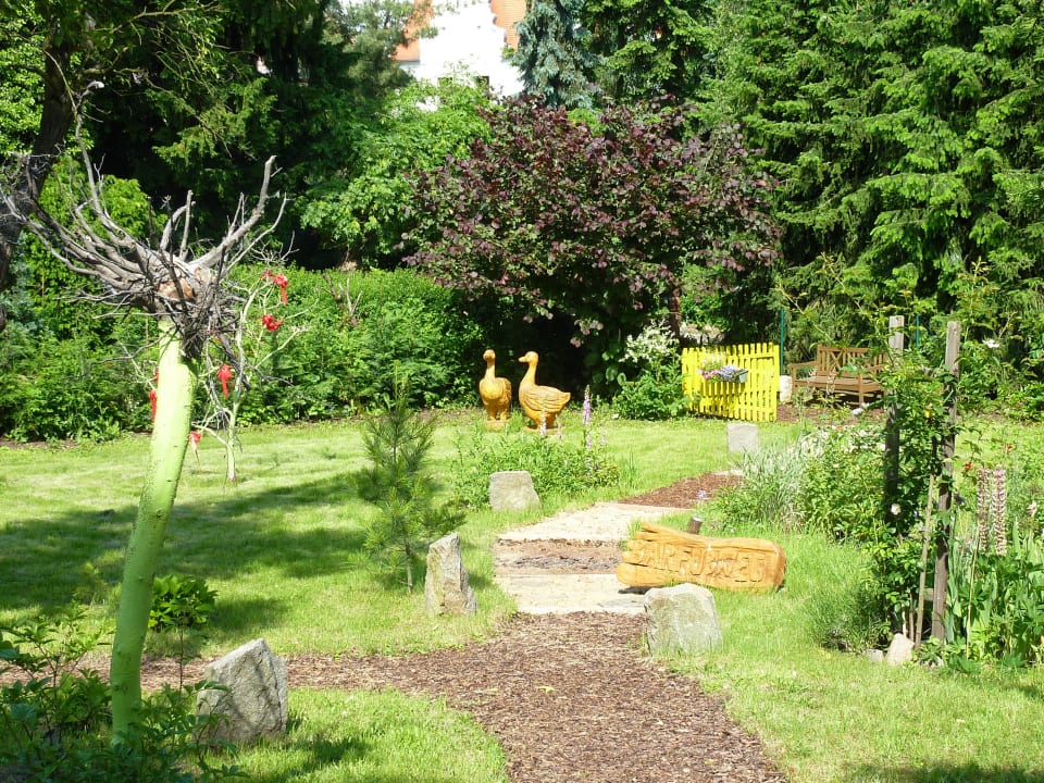 Hotelgarten mit Barfußweg Ambiente Hotel Strehla