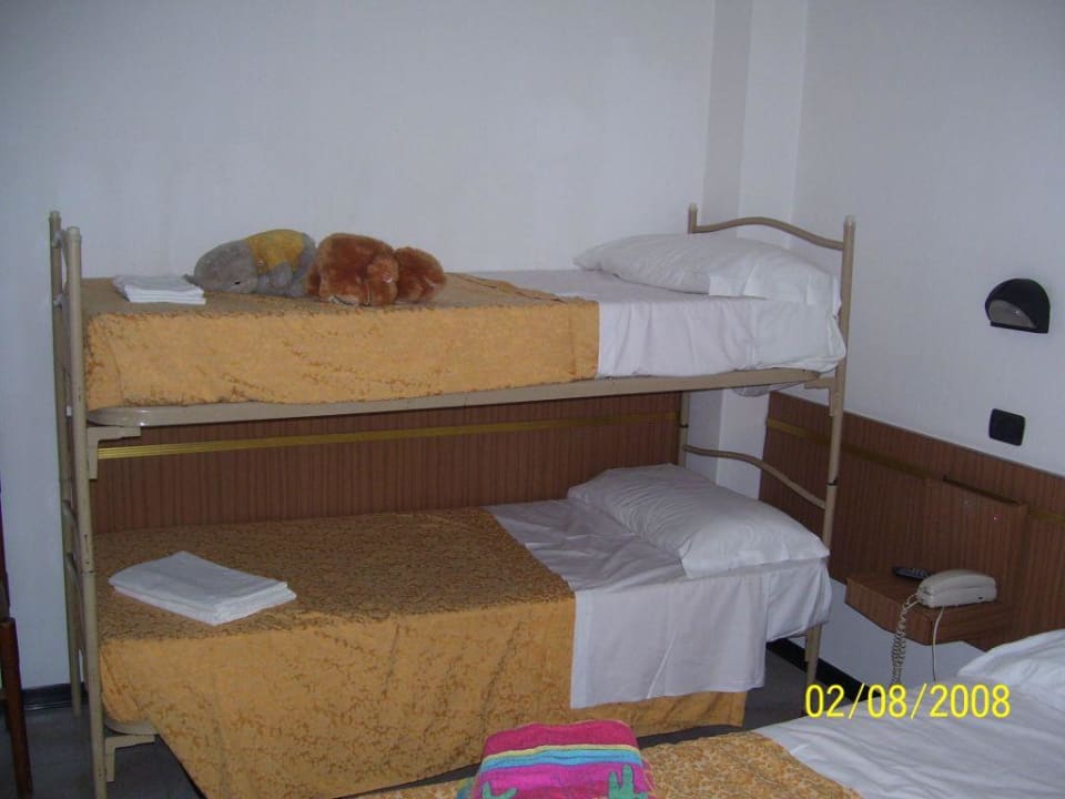 Kinderbetten. Hotel Pascoli