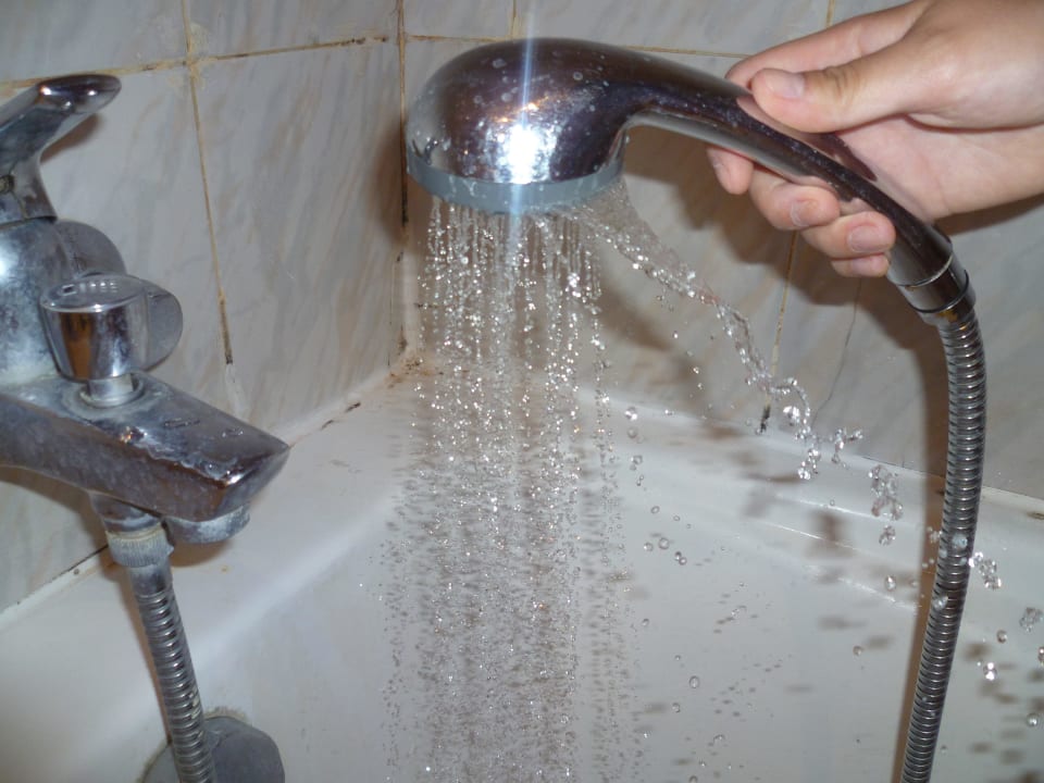 Mann achte auf die Sauberkeit Hotel Amir Palace