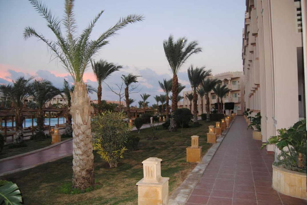 Die Zimmer von außen  Pickalbatros Palace Resort