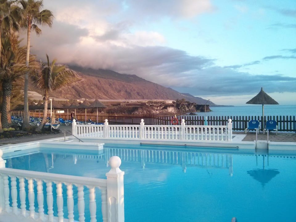 Die schönere Poolanlage an der Steilküste Melia La Palma Hotel