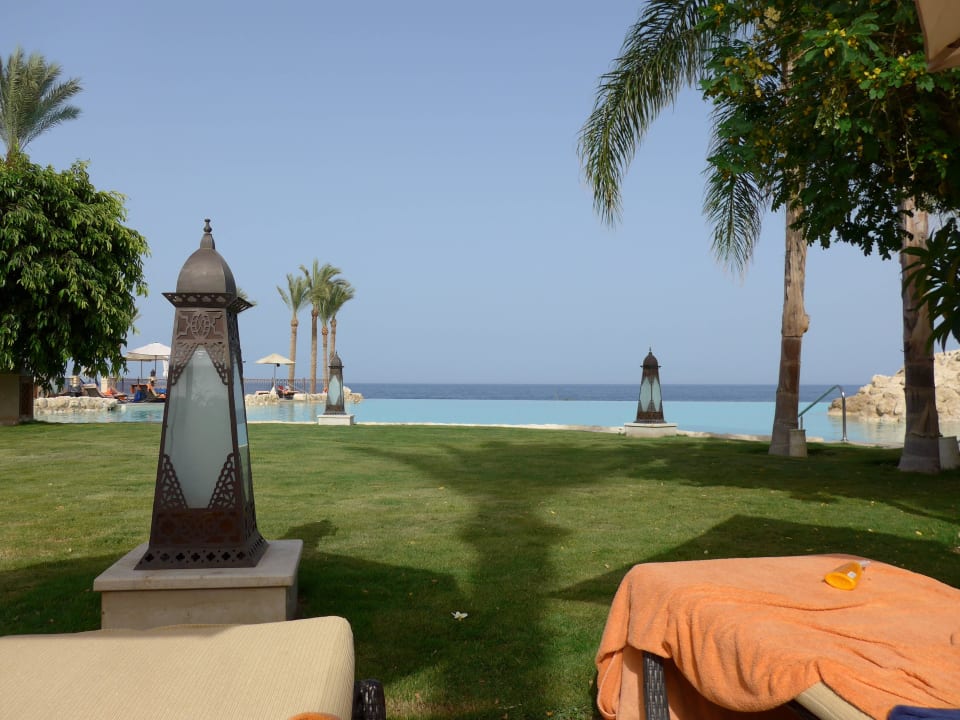 Blick auf den Infinity Pool und aufs Meer Makadi Spa - Adults only