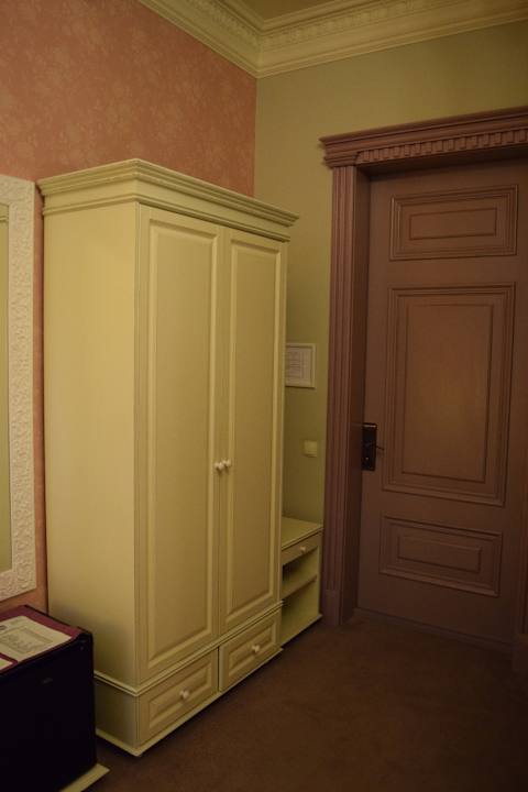Schrank und Eingang vom Zimmer Hotel 19