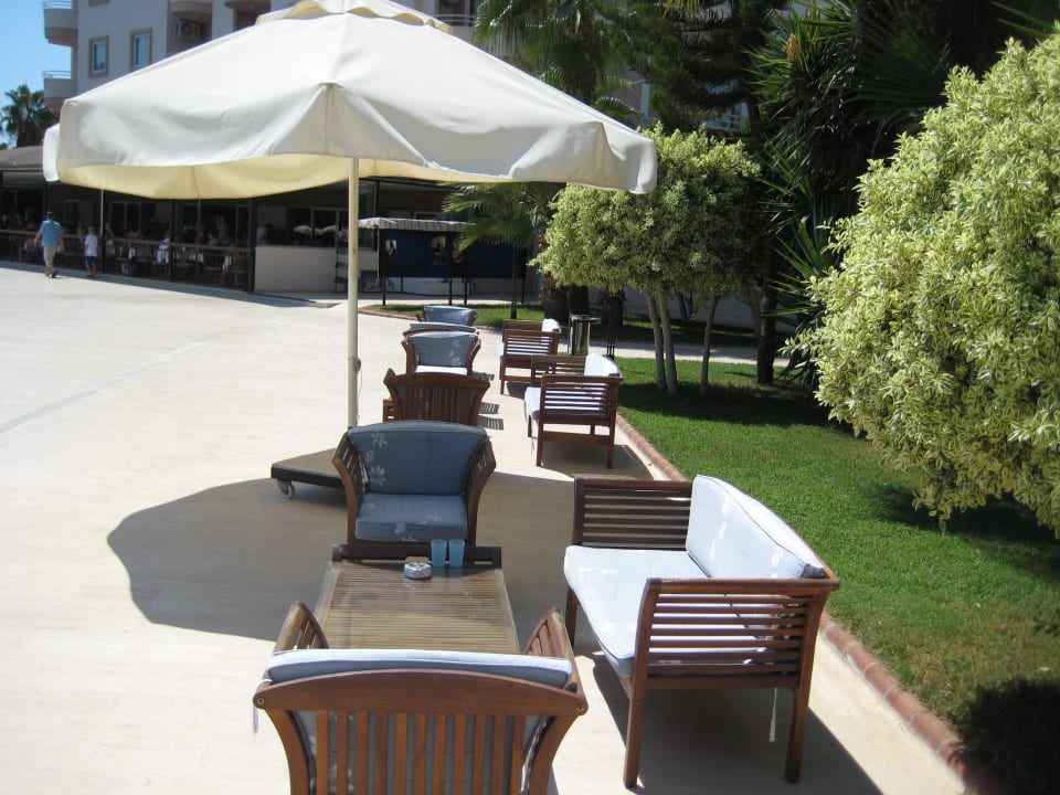 Sitzmöglichkeiten am Hauptpool Hotel Royal Garden Beach