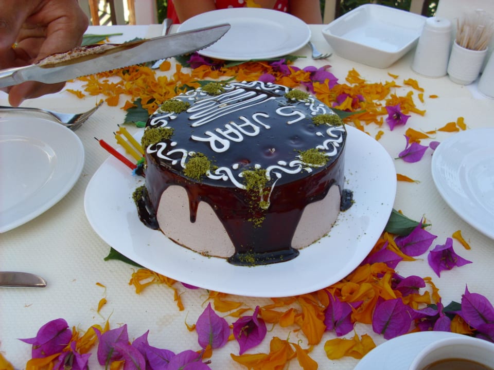 Eine bestellte Geburtstagstorte Can Garden Beach