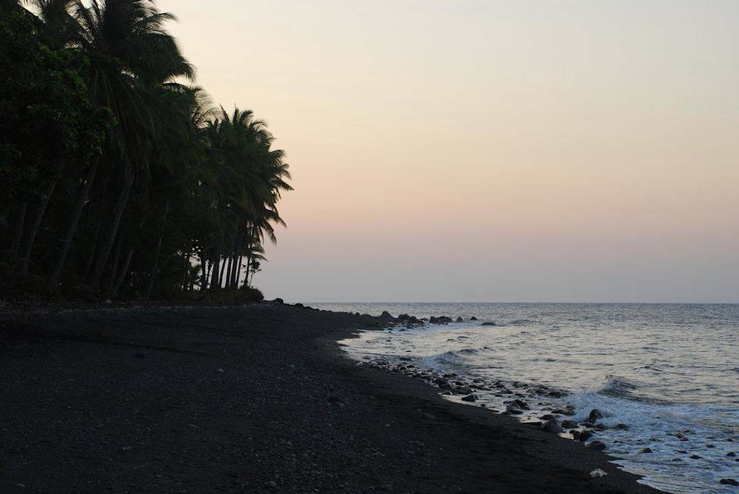 Hotelstrand nach dem Sonnenuntergang Spa Village Resort Tembok