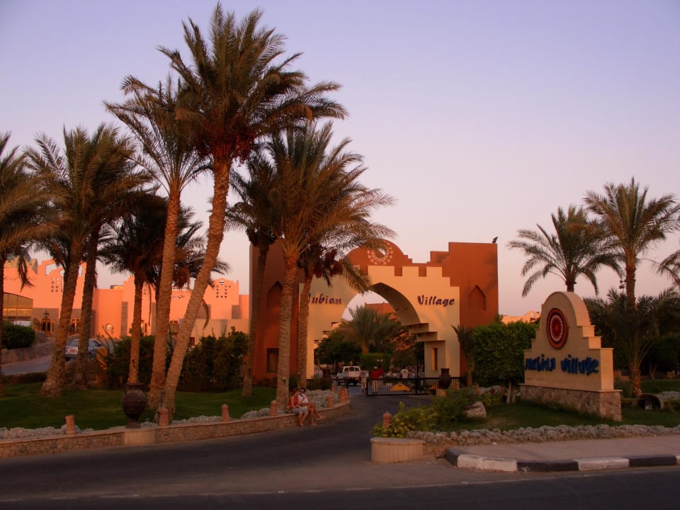 ...a hotelová brána zvenku Hotel Nubian Village