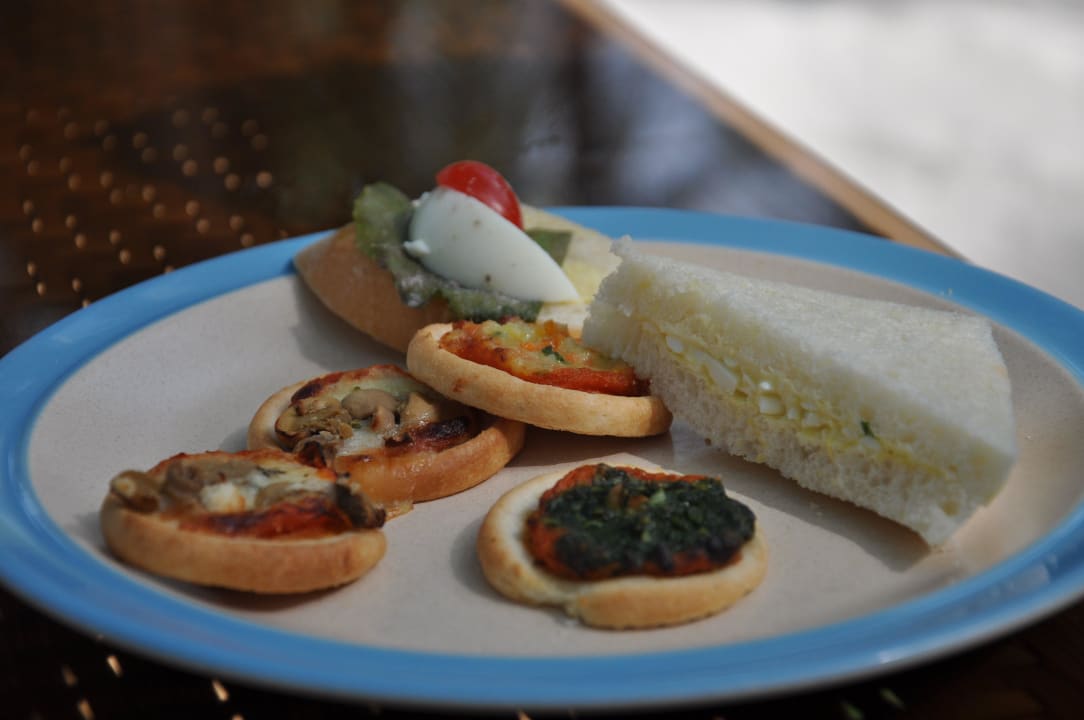 Nachmittagssnacks am Strand Kuramathi Maldives