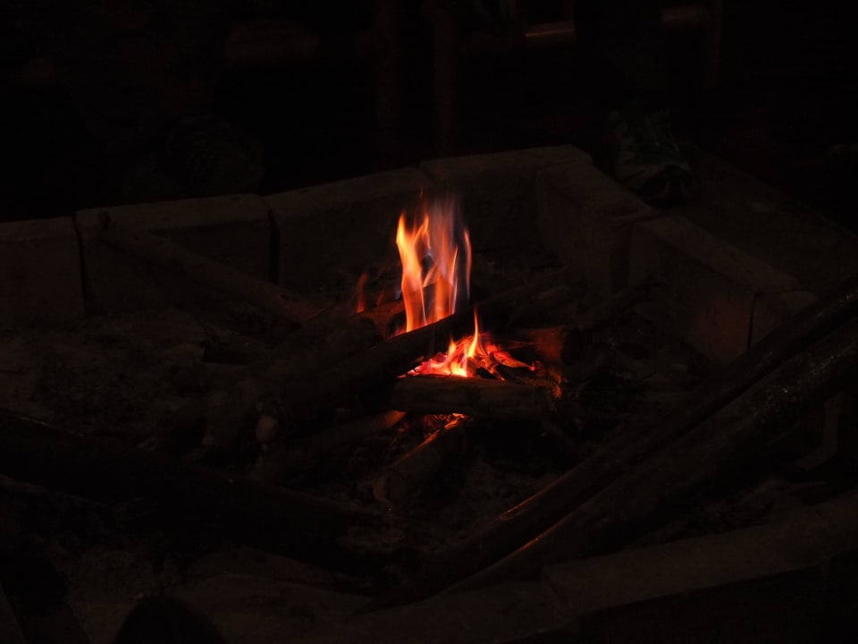 Feuerstelle im Wohnbereich Hotel Hmong Hilltribe Lodge