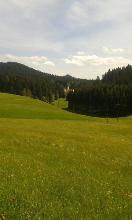 Blick auf die Kirche von St. Roman Naturparkhotel Adler