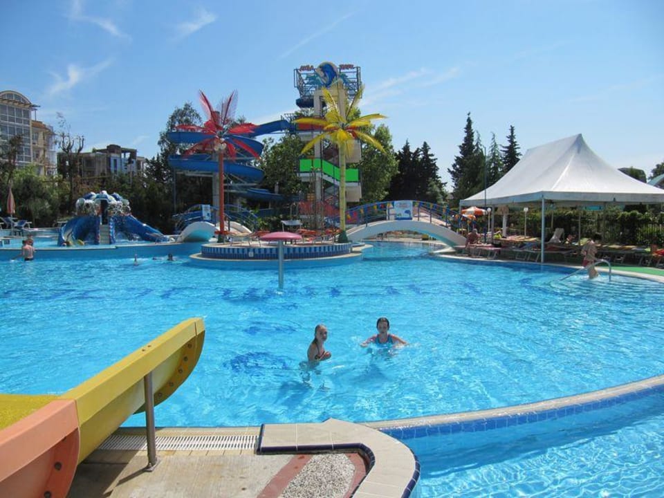 Pool mit Rutschen Resort Oktyabrskiy