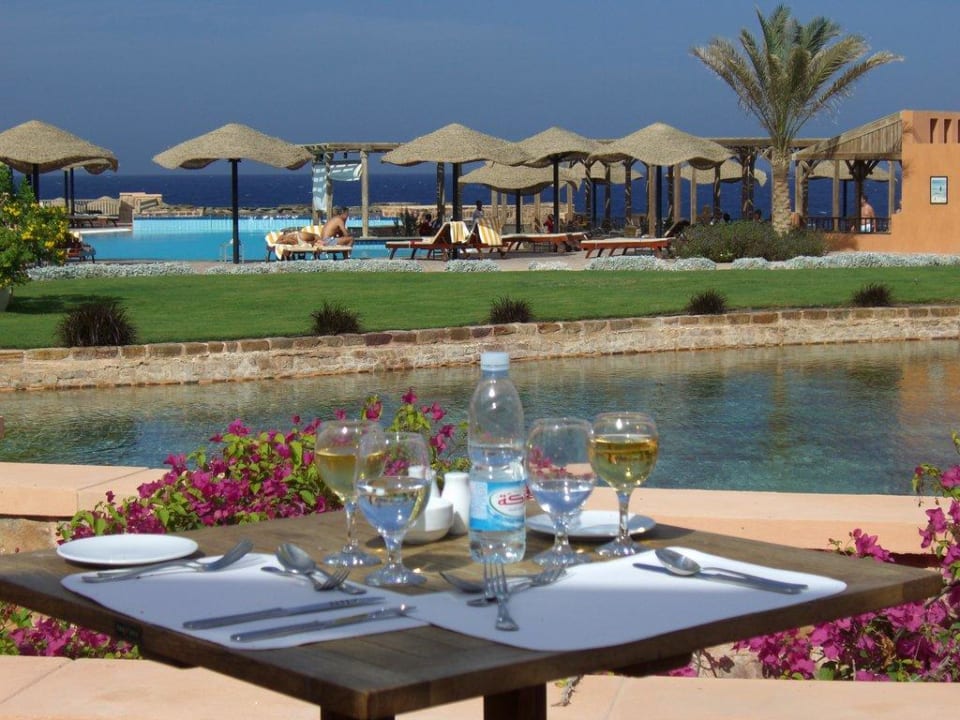 Terrasse des Restaurant mit Blick auf den Pool Radisson Blu Resort, El Quseir