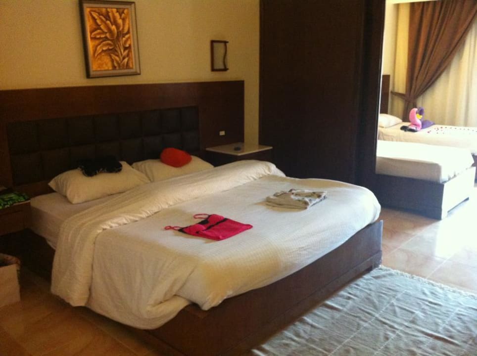 Schlafraum mit tollem Doppelbett Pickalbatros Alf Leila Wa Leila Resort - Neverland Hurghada