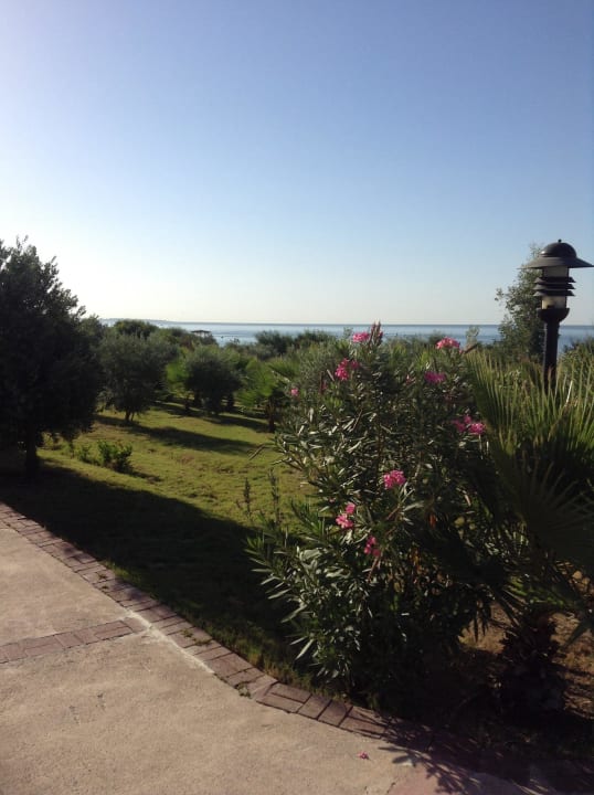Auf dem Weg zum Strand  Alba Resort Hotel