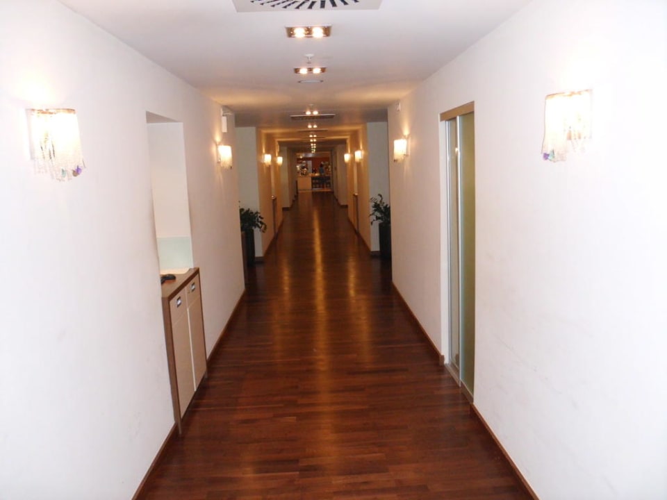 Der Flur zu den Zimmern  Leonardo Royal Hotel Berlin Alexanderplatz