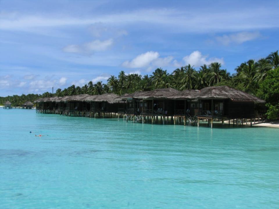 Die Wasserbungalows des Hotels Kuramathi Maldives