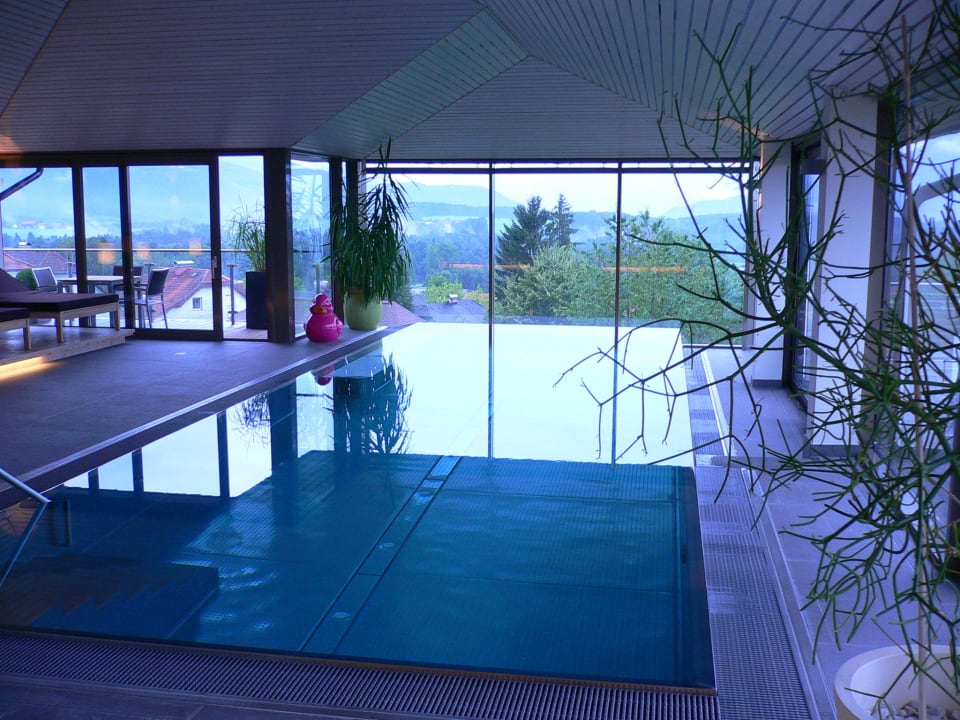 Fast glaubt man, in die Berge zu schwimmen Romantik Spa Hotel Elixhauser Wirt