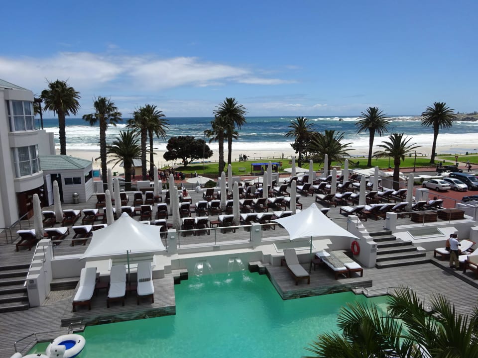 Blick auf den Pool The Bay Hotel