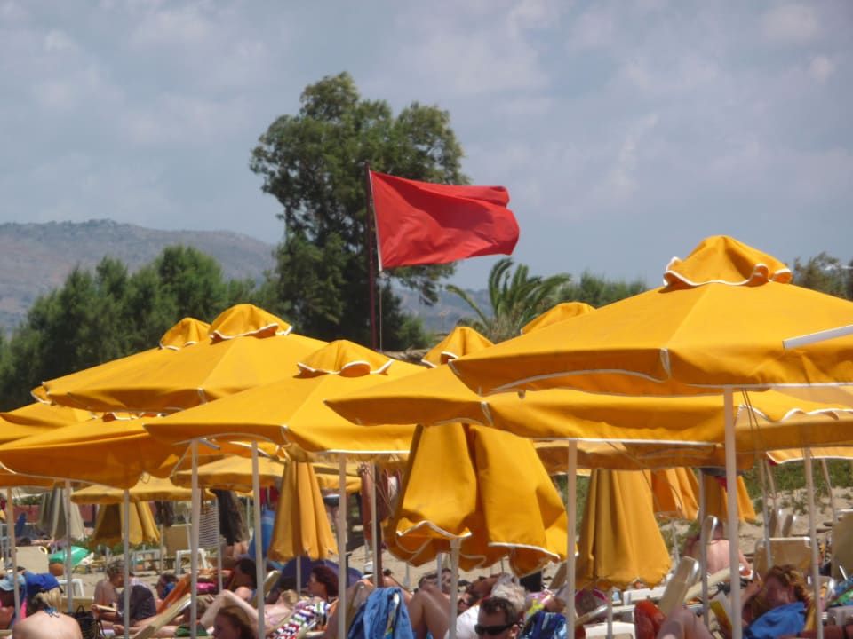 Rote Flagge, leider oft zu sehen Vantaris Luxury Beach Resort