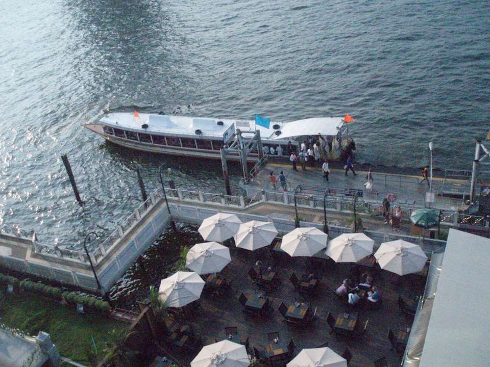 Blick auf die Terrasse und den Bootssteg Hotel Navalai River Resort