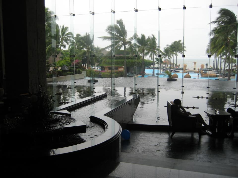Lobby mit Blick auf den Pool Hilton Hua Hin Resort & Spa