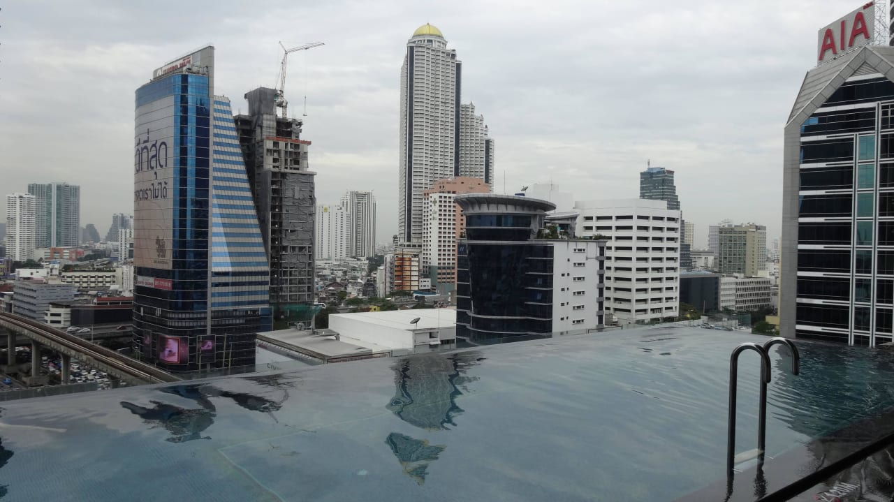 Ausblick vom Infinity Pool Eastin Grand Hotel Sathorn