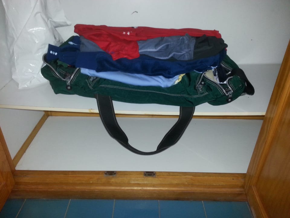 Schlafzimmerschrank; Brett hängt auch o. Belastung Aparthotel Costa Mar