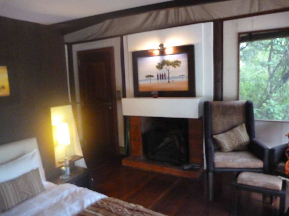 Kominek w pokoju. Lodge Ngerende Island