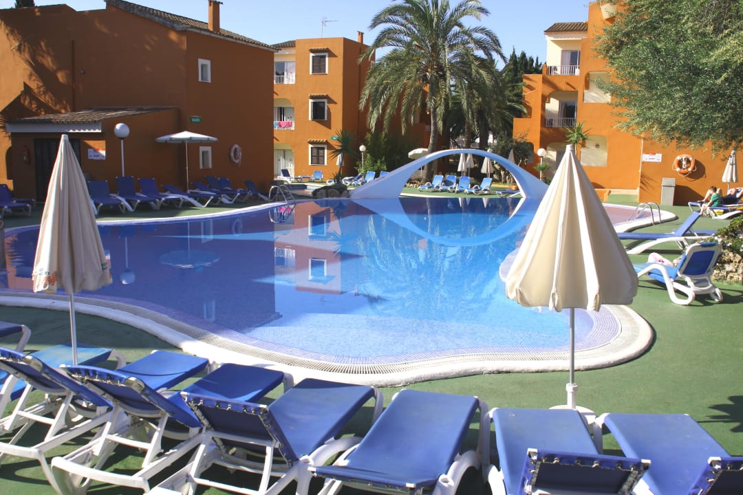 Oberer Teil der Poolanlage am Morgen HSM Club Torre Blanca