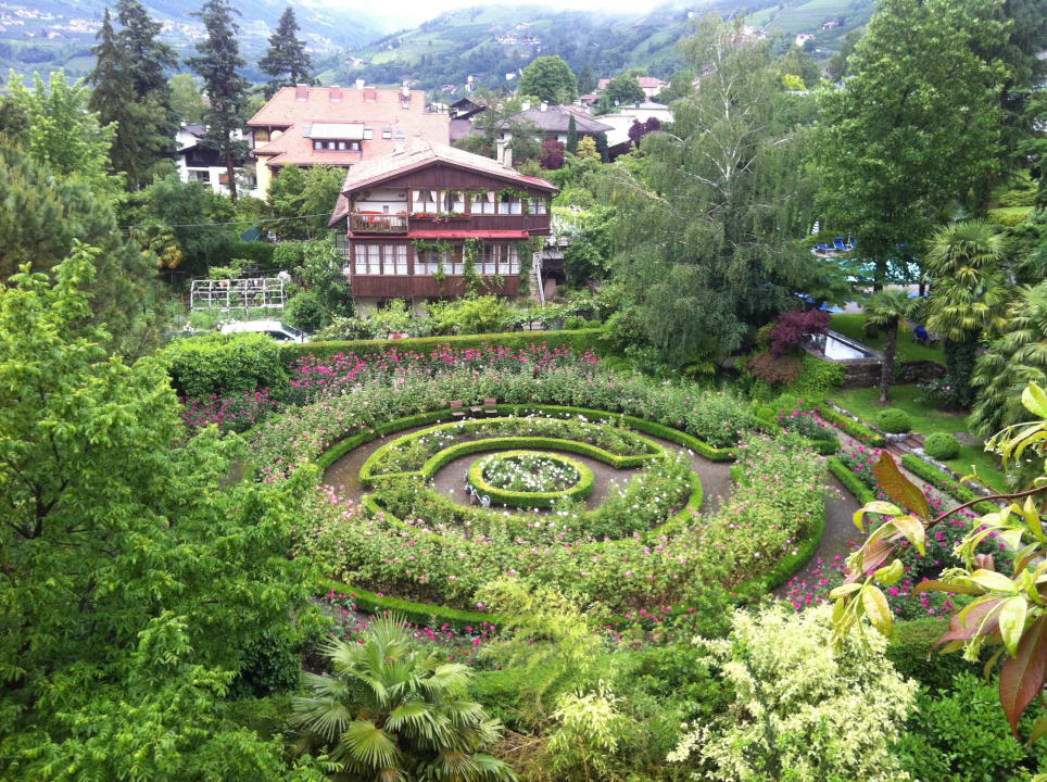Blick vom Balkon auf den Hotelgarten Hotel Villa Irma