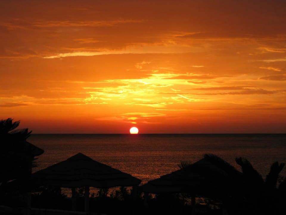 Die Sonne erscheint am Horizont Aquagrand Artistic Luxury Beach Resort - Adults only