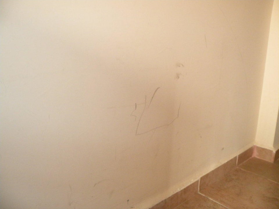 Zimmerwand Enki Hotel