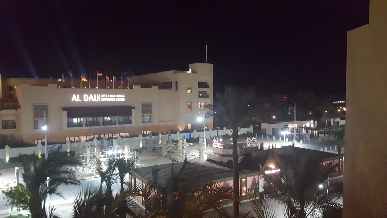 Ausblick aus Zimmer auf Nachbarhotel Steigenberger Aqua Magic