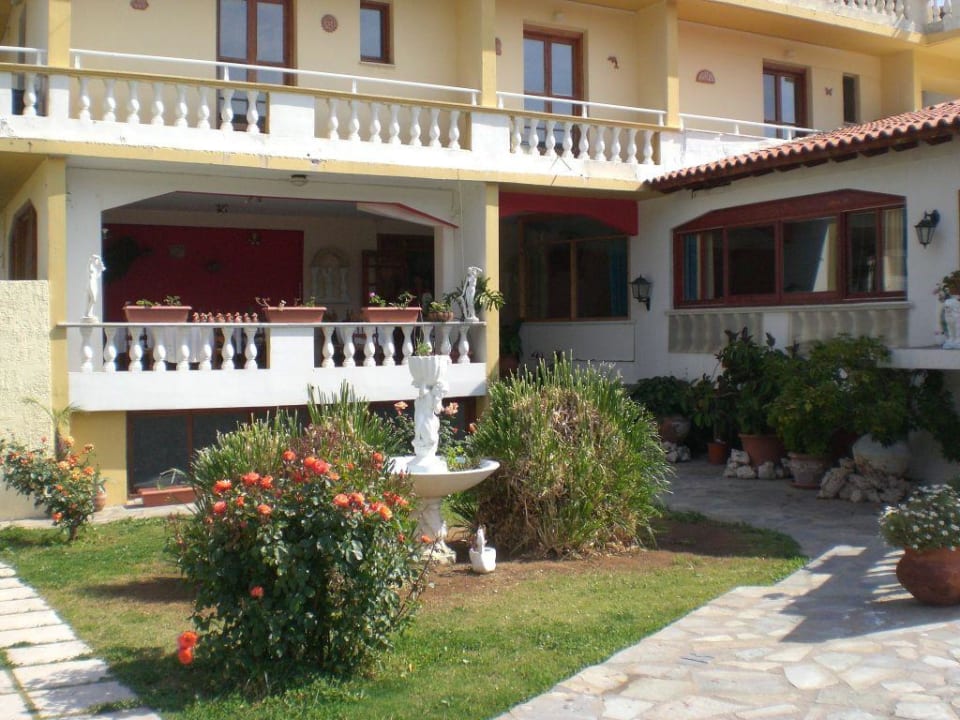 Garten mit überdachter Frühstücksterrasse Hotel Kokkari Beach