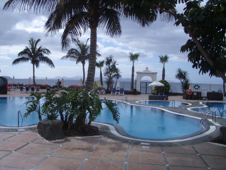 Pool mit Sicht aufs Meer Hipotels Natura Palace