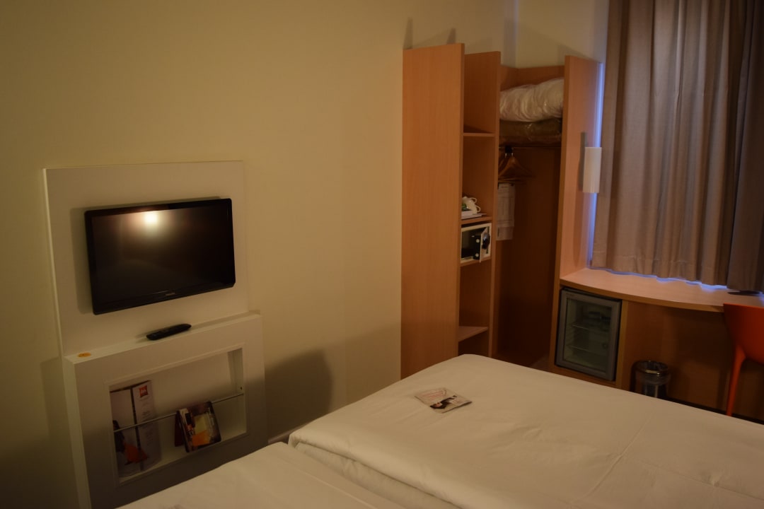 Kleines TV-Gerät gegenüber vom Bett ibis Hotel Ankara Airport